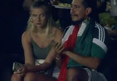Todo lo hace por amor, es lo que algunos pensaron al ver a una mujer que se hizo viral por aburrirse con su cita durante el partido de fútbol