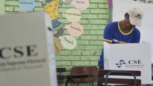 Nicaragüense votando durante unas elecciones en el país