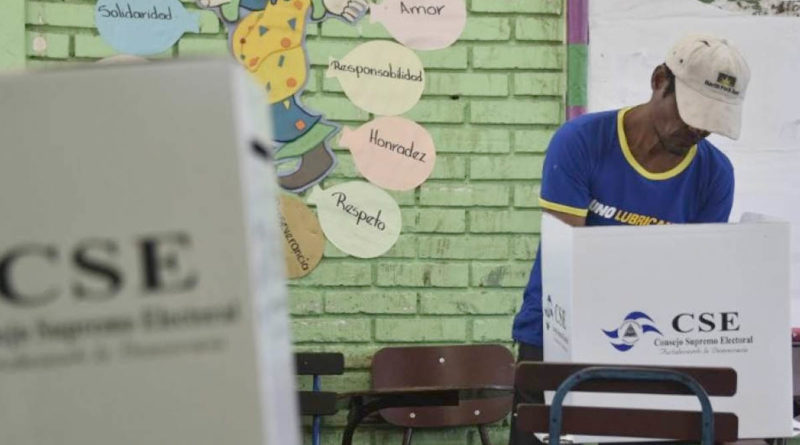 Nicaragüense votando durante unas elecciones en el país