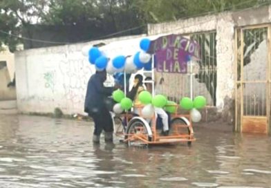 Padre adorna su triciclo para celebrar la graduación de su hijo a pesar de inundación