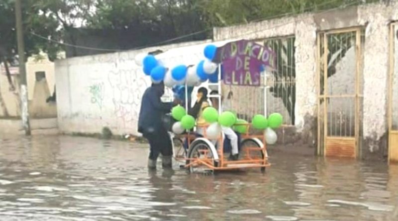 Padre adorna su triciclo para celebrar la graduación de su hijo a pesar de inundación