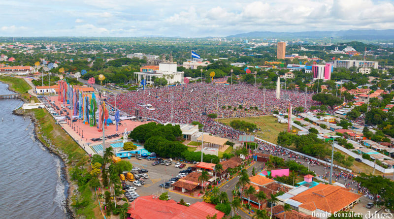 Cientos de miles de nicaragüenses congregados en la Avenida de Bolívar a Chávez de Managua, celebrando el 40 aniversario del triunfo de la Revolución Popular Sandinista.