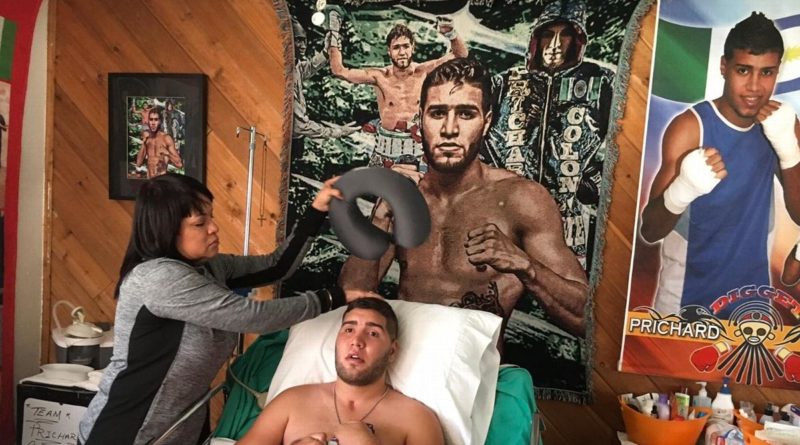 Prichard Colón, de 25 años, está rodeado por imágenes del boxeador que solía ser.