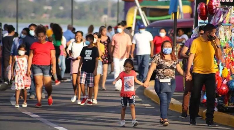 Familias nicaragüenses durante recorrido en Managua