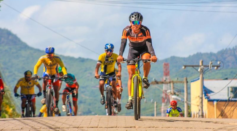 Ciclistas de los departamentos de Madriz y Nueva Segovia en el Rally Ciclístico en Revolución en celebración del Día de la Alegría.