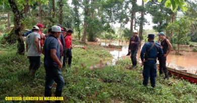 Efectivos de la Fuerza Naval de Nicaragua junto al cuerpo sin vida encontrado en el río Torsuani de Bluefields