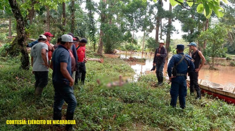 Efectivos de la Fuerza Naval de Nicaragua junto al cuerpo sin vida encontrado en el río Torsuani de Bluefields