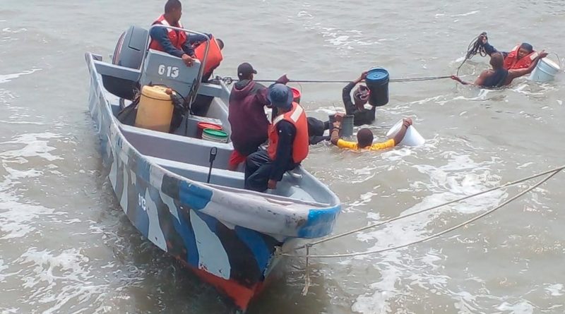 Efectivos militares durante rescate de 6 tripulantes al norte de Puerto Cabezas