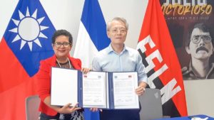 Embajador de Taiwán, Jaime Chin-Mu Wu junto a Claudia Cárdenas, co-directora del INTA