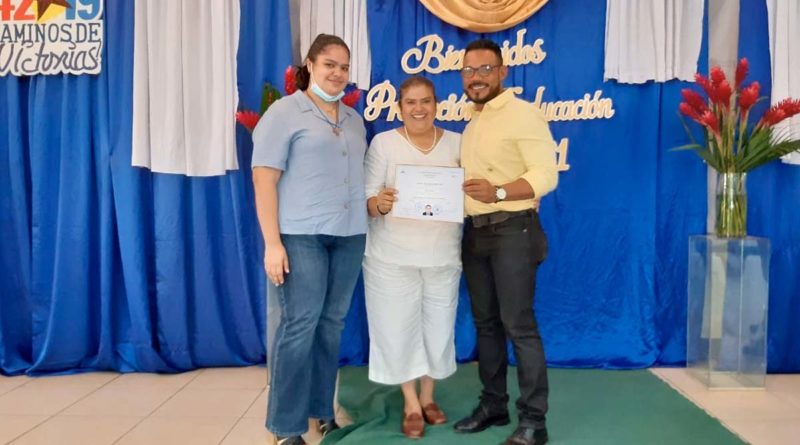 Joven graduando recibiendo su título del Centro Tecnológico Teodoro Kint