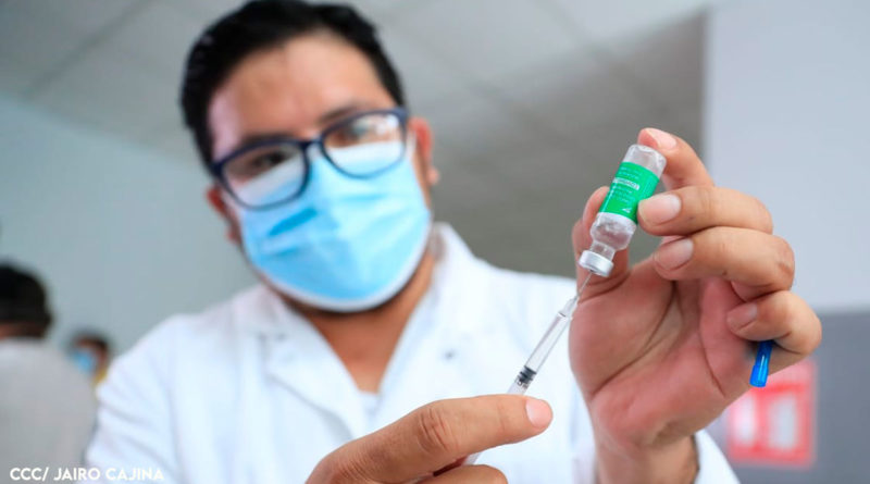 Enfermero del Ministerio de Salud de Nicaragua (MINSA), sosteniendo en sus manos vacuna Covishield, contra el COVID-19