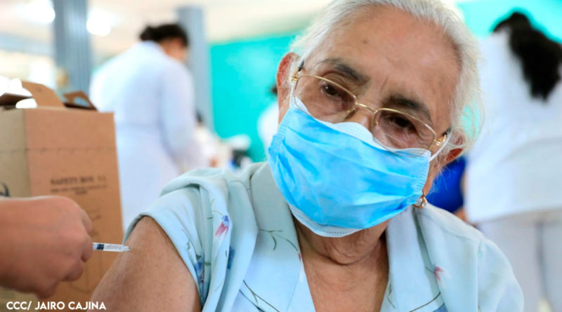 Paciente recibiendo la vacuna contra el Covid-19 en Managua