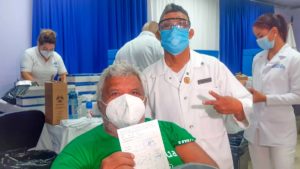 Paciente tras recibir vacuna contra el Covid-19 en Managua