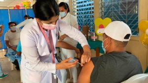 Personal de salud del MINSA vacunando contra la COVID-19 en Bilwi, Puerto Cabezas