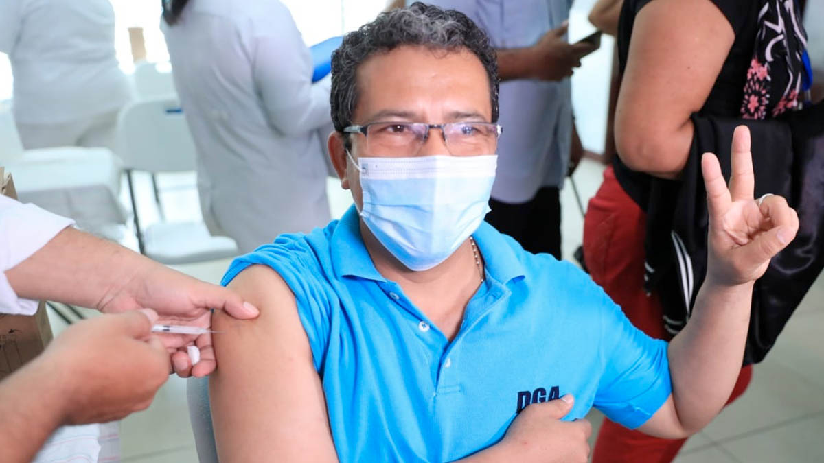 Paciente recibiendo la vacuna contra el Covid-19 en Managua