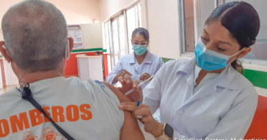 Médicos del MINSA aplica vacuna contra el Covid-19 a un paciente en Managua