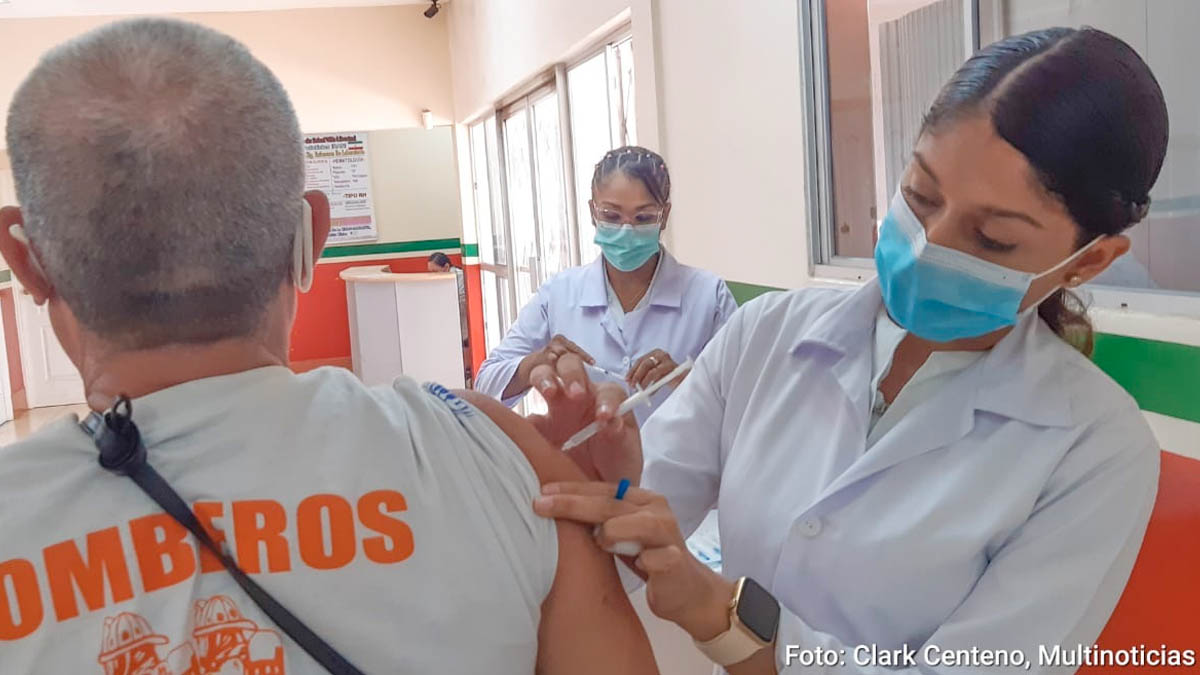 Médicos del MINSA aplica vacuna contra el Covid-19 a un paciente en Managua
