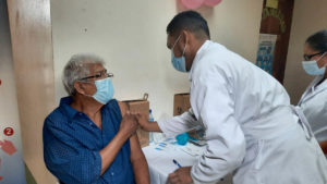 Médicos del MINSA vacunan a personas mayores de 50 en Masaya