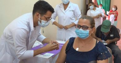 Personal médico del MINSA vacunando a una ciudadana mayor de 50 años en Ocotal, Nueva Segovia.