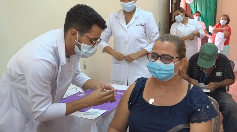 Personal médico del MINSA vacunando a una ciudadana mayor de 50 años en Ocotal, Nueva Segovia.