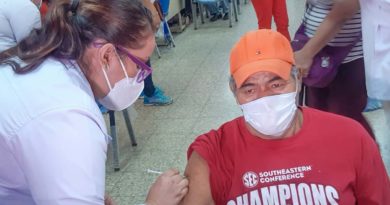 Paciente siendo vacunado por una doctora del Ministerio de Salud