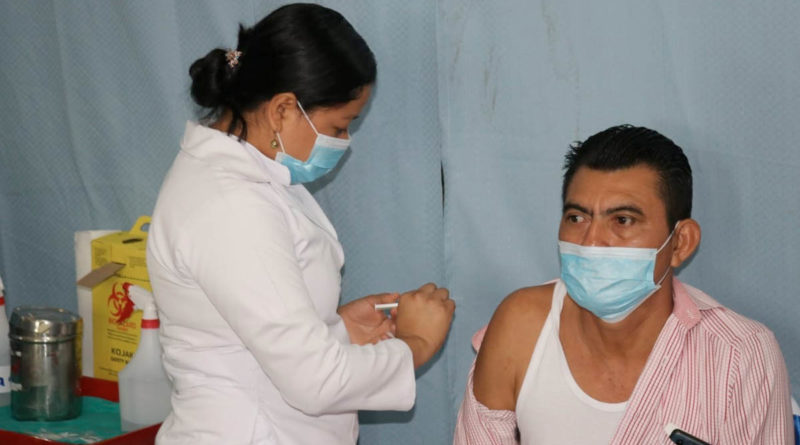 Doctora del Ministerio de Salud durante la jornada de vacunación desarrollada en Nueva Guinea