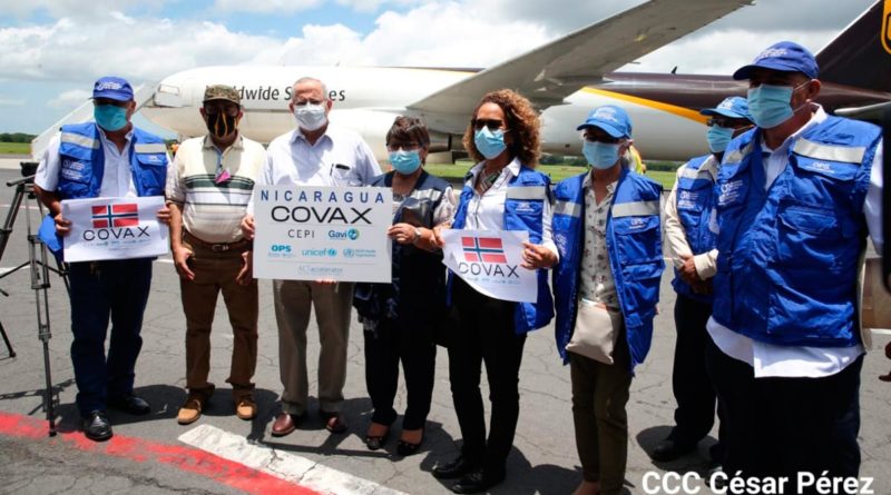 Autoridades del Ministerio de Salud de Nicaragua, OPS y la OMS recibiendo en el Aeropuerto Internacional Augusto C. Sandino un lote de 36 mil 480 dosis de vacunas AstraZeneca