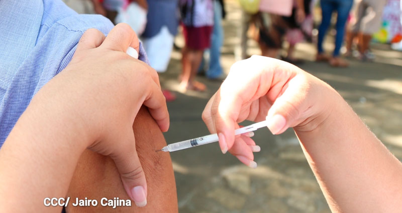 Paciente siendo vacunado contra el COVID-19 por personal del Ministerio de Salud de Nicaragua