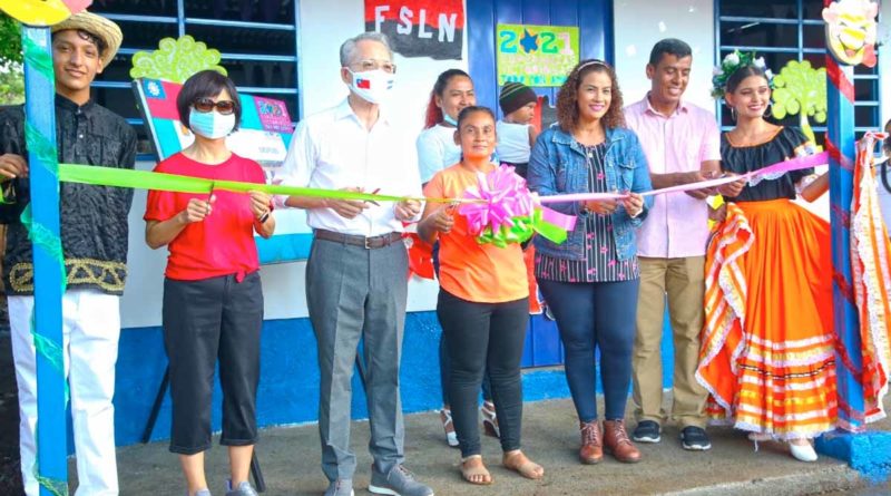 Embajador de Taiwán junto a la Alcaldesa de Managua y protagonista, durante la entrega de la vivienda en Las Jagüitas