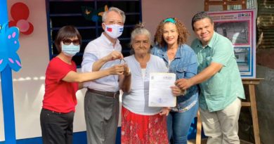 Alcaldesa de Managua, Reyna Rueda junto al Embajador de Taiwán en Nicaragua, Jaime Chin Mu Wu, entregan llaves de la nueva vivienda a la protagonista en Laureles Sur