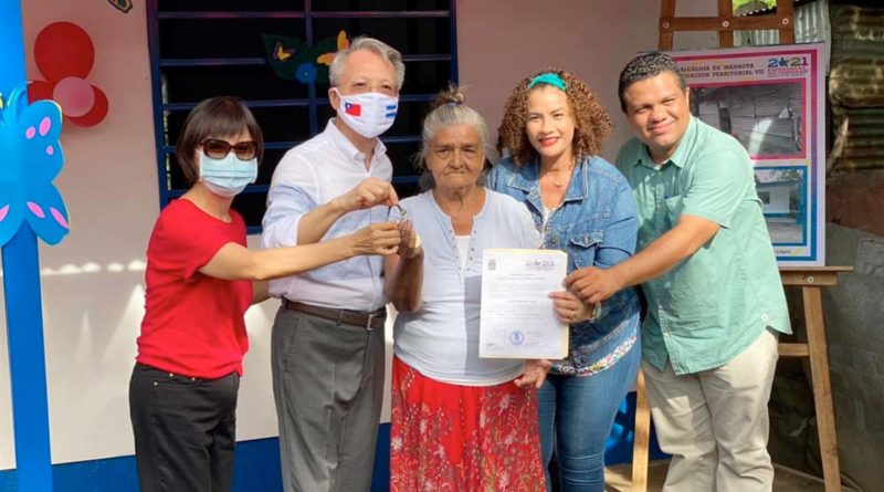 Alcaldesa de Managua, Reyna Rueda junto al Embajador de Taiwán en Nicaragua, Jaime Chin Mu Wu, entregan llaves de la nueva vivienda a la protagonista en Laureles Sur