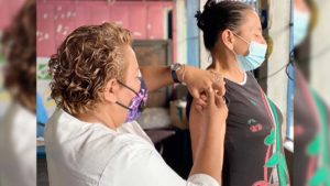 Doctora del Centro de Salud Roberto Herrera aplica vacuna a una pobladora del 19 de Julio en el brazo derecho