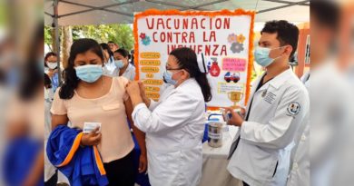 Doctora aplicando vacuna contra la Influenza a una paciente