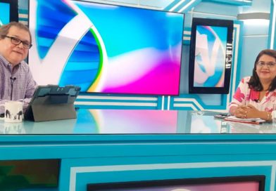 Guiomar Irías junto al director de la Revista En Vivo, Alberto Mora.