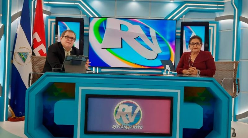 Ministra de Educación, Miriam Raudez, junto al periodista Alberto Mora