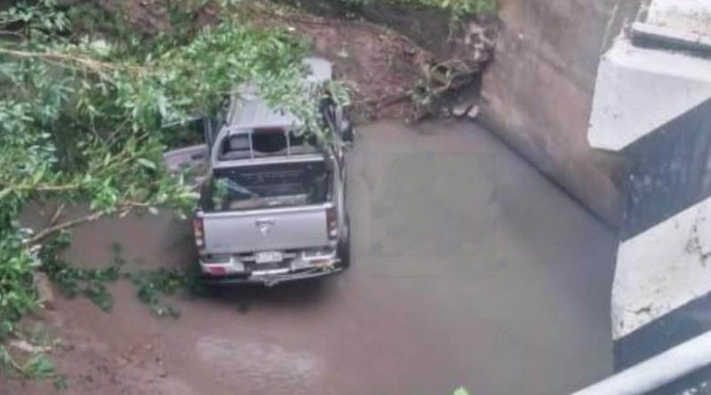 Camioneta involucrada en el accidente ocurrido en el kilómetro 233 de la carretera a Nueva Guinea