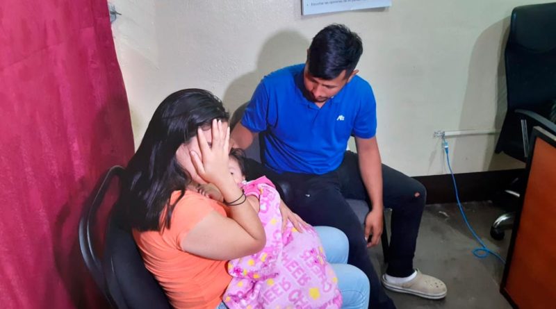 Niña que había sido secuestrada en Matagalpa siendo entregada a sus familiares luego de ser recatada por la Policía Nacional