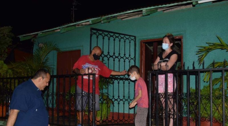 Alcalde de Nagarote durante el recorrido realizado la noche de este jueves