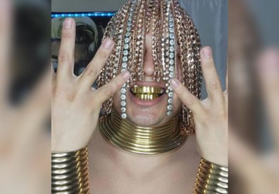 Dan sur influencer con cabello de oro