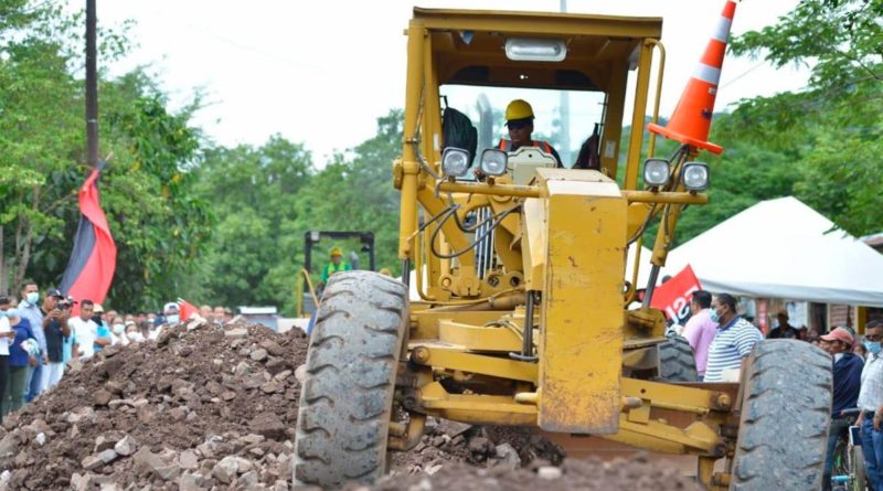 Maquinaria durante el inicio de la construcción de la carretera Esquipulas - San Dionisio en el departamento de Matagalpa