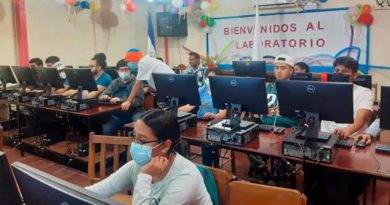 Estudiantes del Centro Tecnológico de Matagalpa durante la inauguración del laboratorio