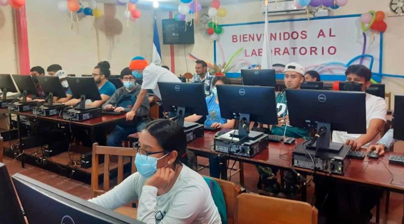 Estudiantes del Centro Tecnológico de Matagalpa durante la inauguración del laboratorio