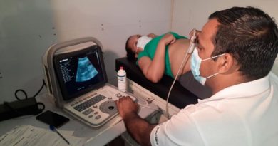 Pobladora del barrio Jonathan González durante un ultrasonido realizado por médico del Ministerio de Salud