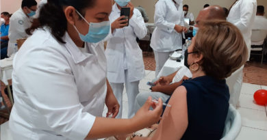 Familias de Managua acuden al Taller de Enfermedades de Transmisión Vectorial de Managua, para recibir la vacuna contra la Covid-19.
