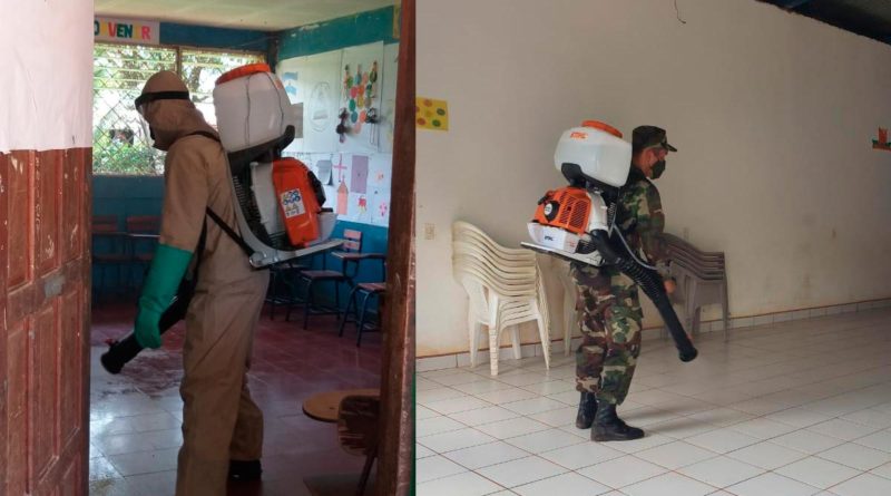 Efectivos del Ejército de Nicaragua desinfectando contra el COVID-19 espacios públicos abiertos, en la comunidad Las Azucenas, municipio de San Carlos, departamento de Río San Juan.
