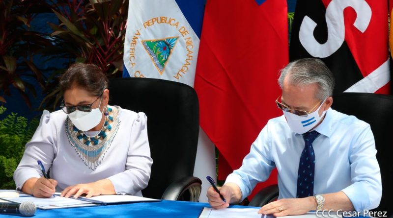 Miriam Raudez, Ministra de Educación y Embajador de Taiwán, Jaime Wu, en acto de entrega de donación de US$1 millón de dólares al “Programa de Merienda Escolar”.