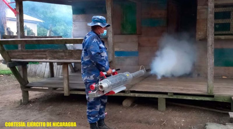 Miembros del Ejército de Nicaragua durante la jornada de fumigación en la comunidad Sandy Bay Sirpi