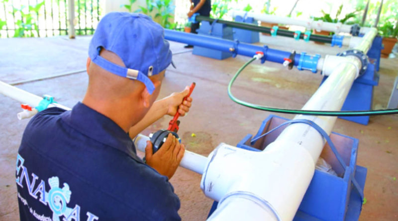 Trabajadores de ENACAL realizando labores en tuberías de agua y saneamiento