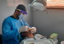 Médico odontólogo del MINSA realizando un procedimiento en paciente en el barrio Rubén Darío de Managua