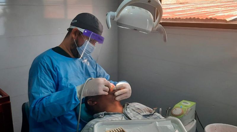 Médico odontólogo del MINSA realizando un procedimiento en paciente en el barrio Rubén Darío de Managua